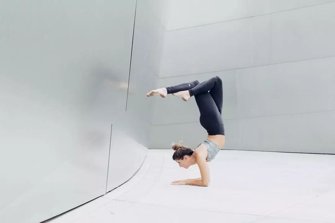 当红女星毛晓彤,一袭绿色长裙展露身材,强大气场艳压群芳