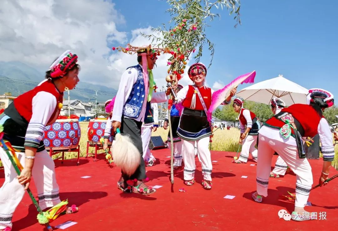 稻米文化藝術節在莊重而神秘的祭祀穀神活動拉開帷幕,盡顯喜洲傳統