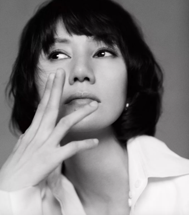 原创袁泉回应演中国机长乘务长单手托大瓶矿泉水躺在胳膊上倒