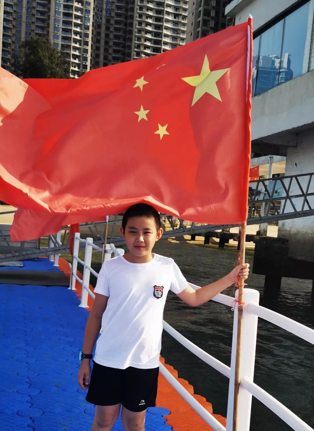 小小国旗手中拿祖国祖国我爱您海城区第二小学国庆假日传统活动