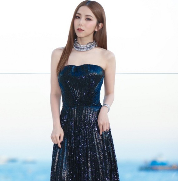 直到认识现在的造型师兼男友mark ngai之后,邓紫棋的造型有了很大的