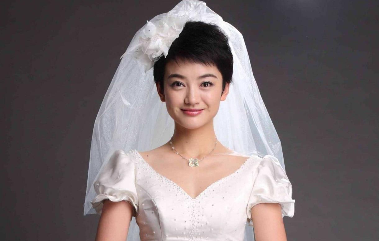 出道15年不温不火,因《潜伏》被观众熟知,丈夫是我们熟悉的他_朱杰