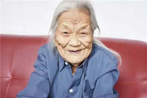 淄博百岁老人有199位他们的嗜好和习惯多不相同临淄也有两位