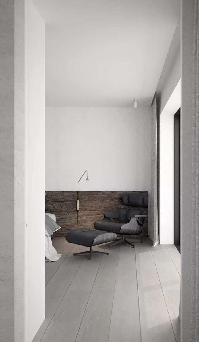 简洁的大白墙,配上柔和的木质地板与家具,为整个空间营造出温馨优雅的