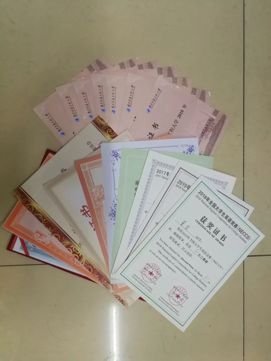 6项,校级奖项20余项……一点点满足,一点点充实,这一摞摞奖状的背后