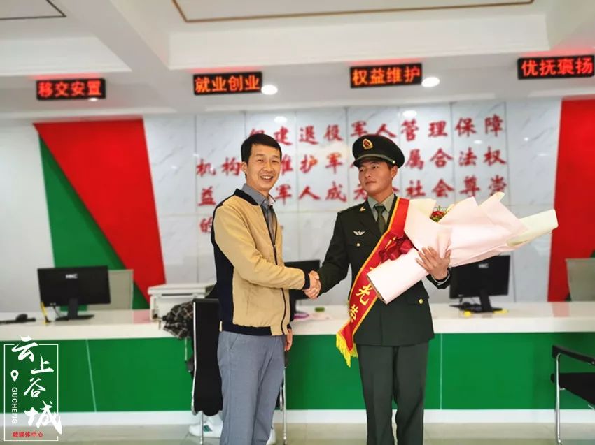 参加国庆阅兵的盛康战士丁新杰回谷城了!