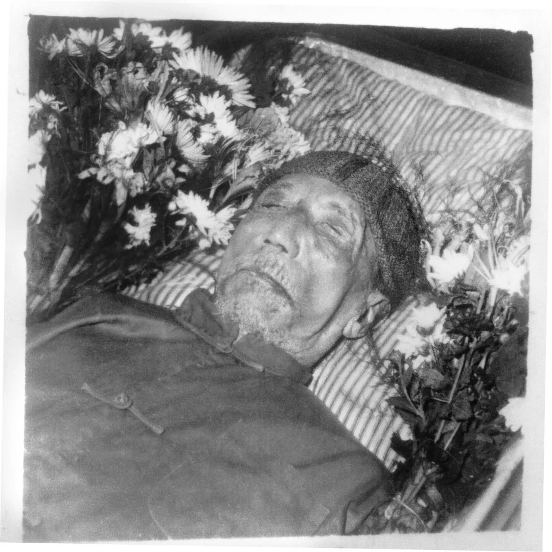 (右)陈寅恪,唐筼夫妇合影(左)与夫人摄于中山大学东南区一号楼上寓所