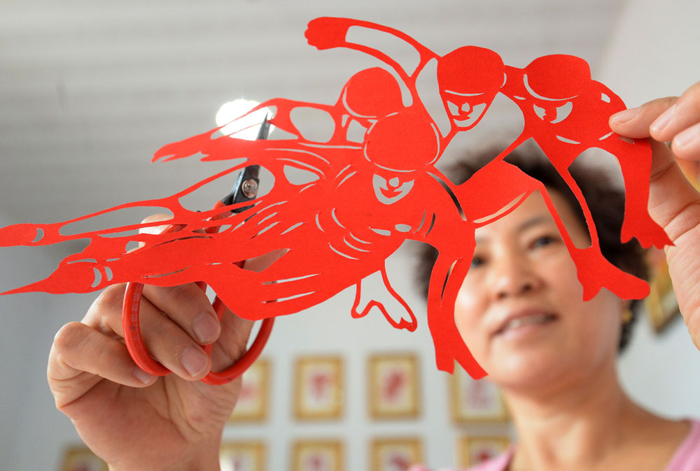 原创高手在民间大妈利用一周完成冬奥会运动项目全家福剪纸作品