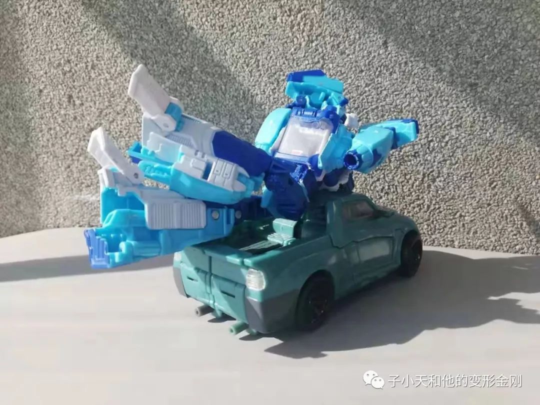 评玩具子小天岑测评变形金刚经典30杯子性价比非常高的小车买了不后悔