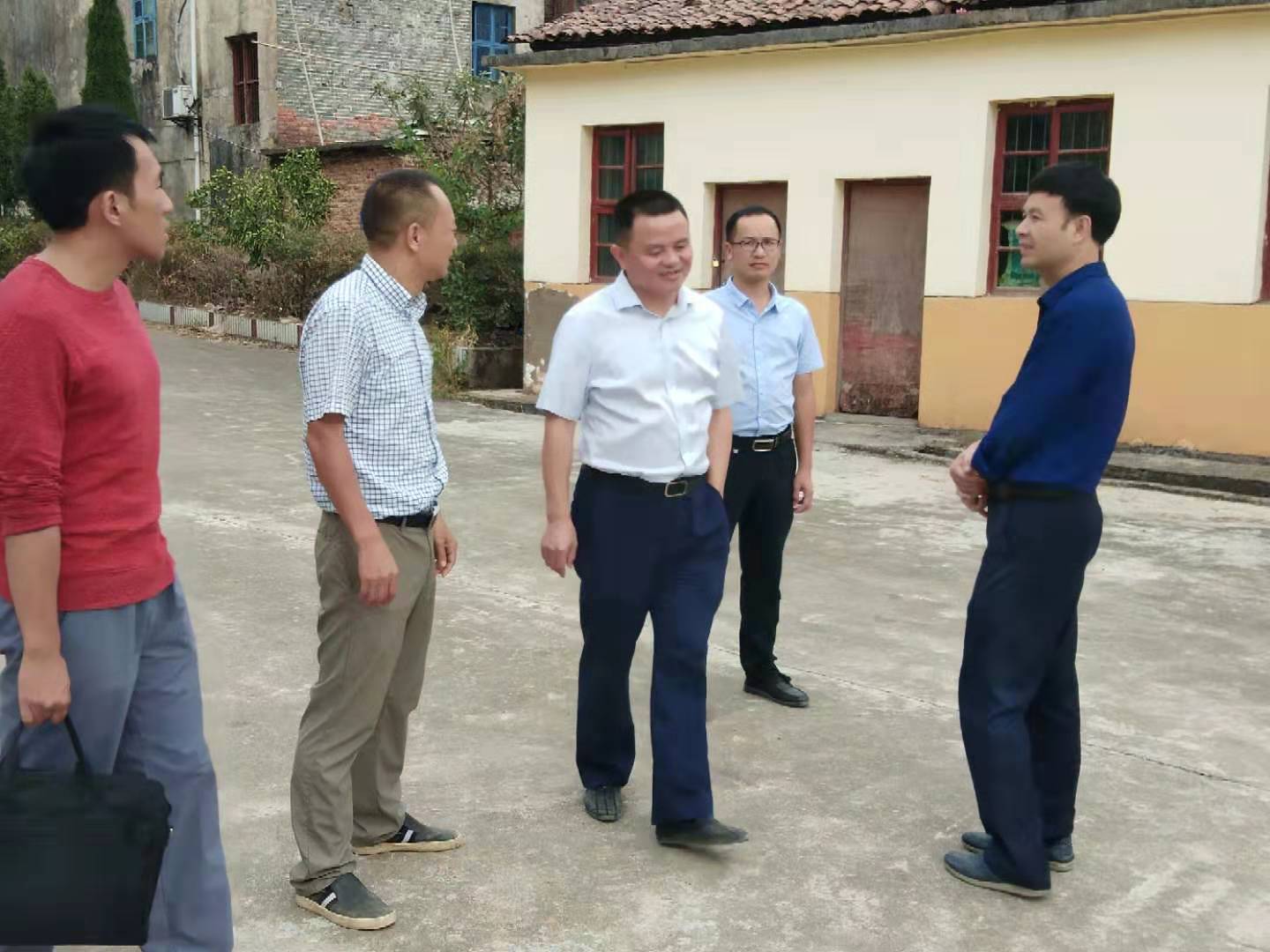 易县长到山砀镇调研便民服务工作,指导镇,村,社区便民服务中心及爱心