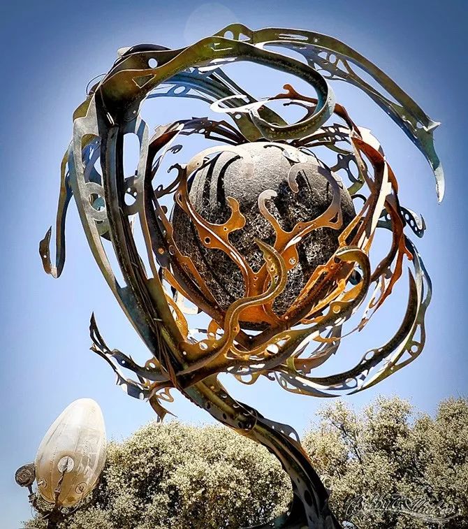 他创作的究竟是雕塑还是恐怖的外星科幻艺术