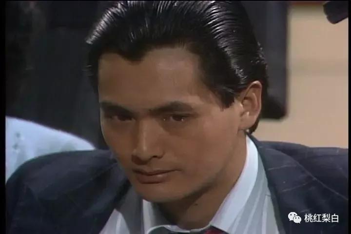 播出之后,男士们都在模仿许文强的大背头和长风衣;整个80年代,西装