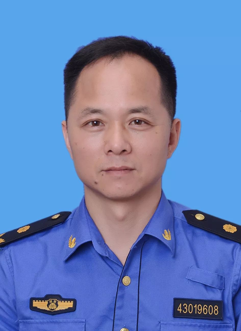 不论刮风下雨,每天早上7点,市场服务中心市场执法中队中队长刘杰与他