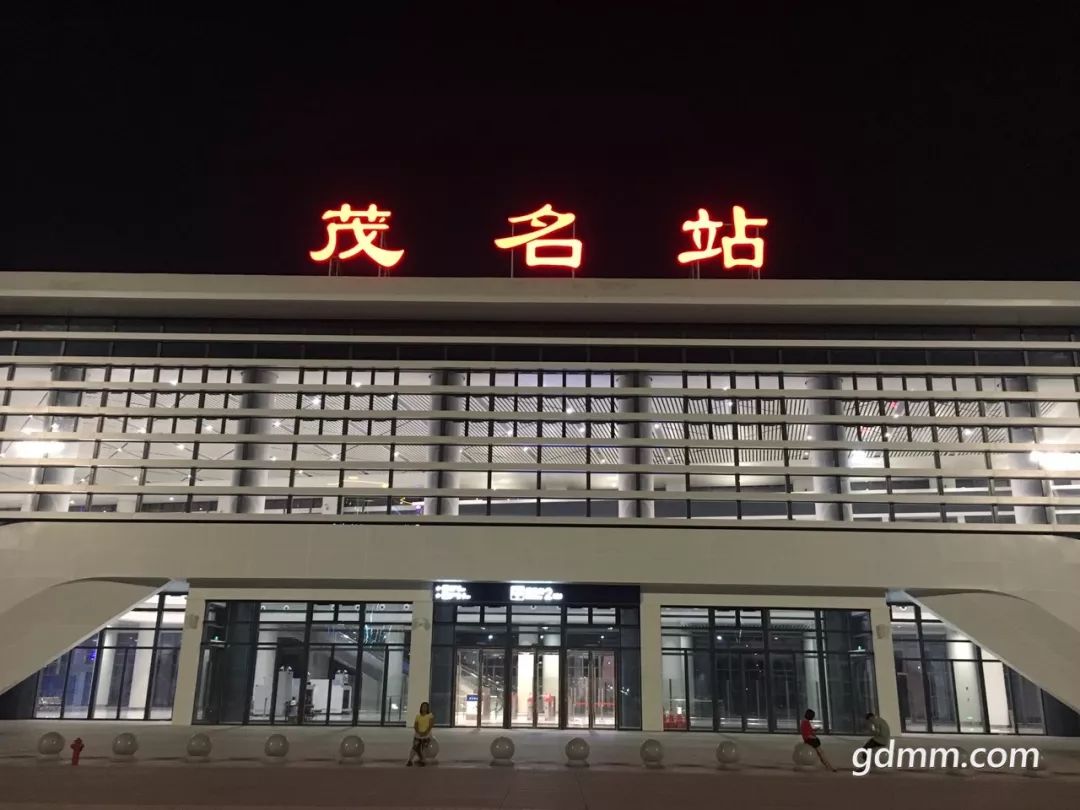 网友意见被采纳广场正前方大树被移走茂名站南站房预计本月底正式运营