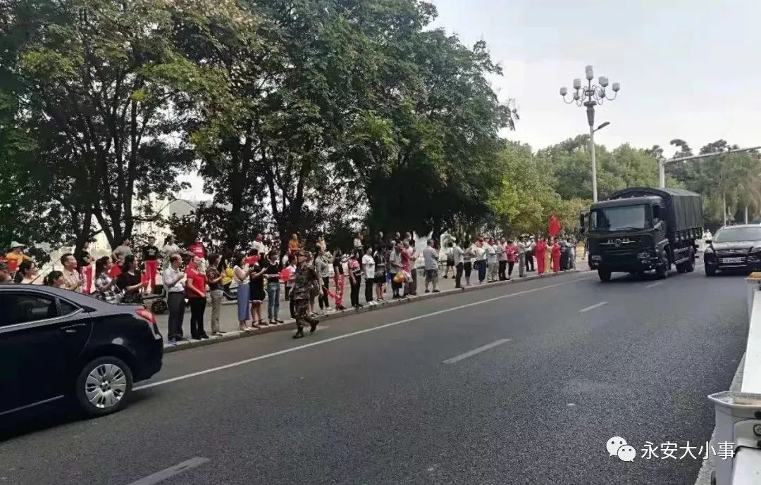 今天上午永安市民夹道欢迎国庆阅兵凯旋归来的官兵,朋友圈都刷屏了!