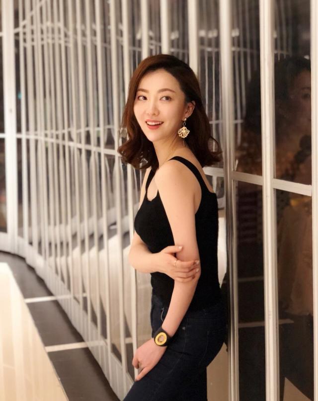 魅力美女主持余声大婚新郎身价不菲金星周群到场送祝福