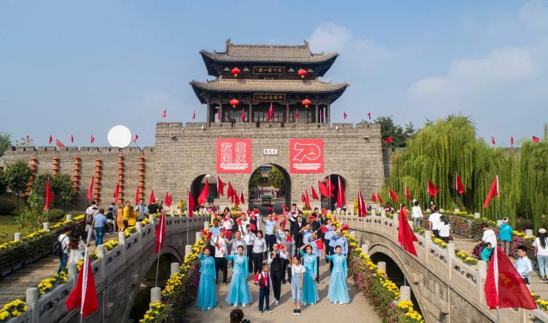 金秋送爽山河美,锣鼓喧天庆国庆.