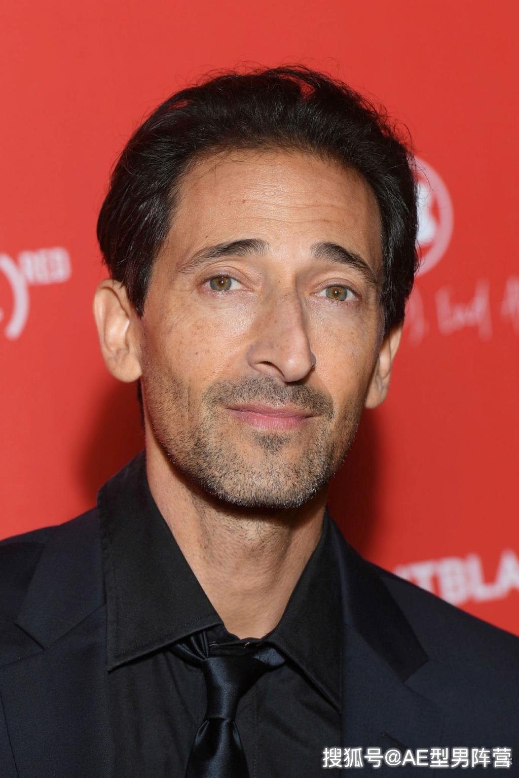 原创46岁阿德里安·布劳迪现身活动!《钢琴师》男主,如今已成大叔