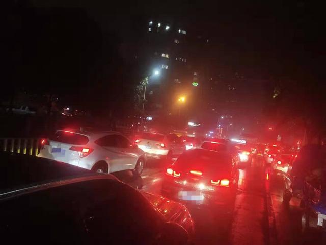 骑上我心爱的小摩托,它永远不会堵车