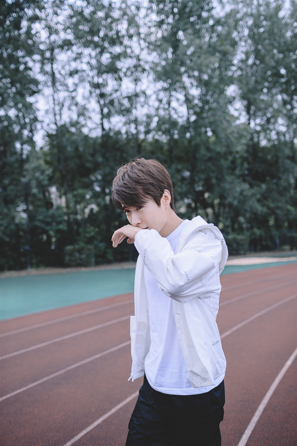 吴昊泽盐系写真曝光 清冷优越诠释治愈魅力