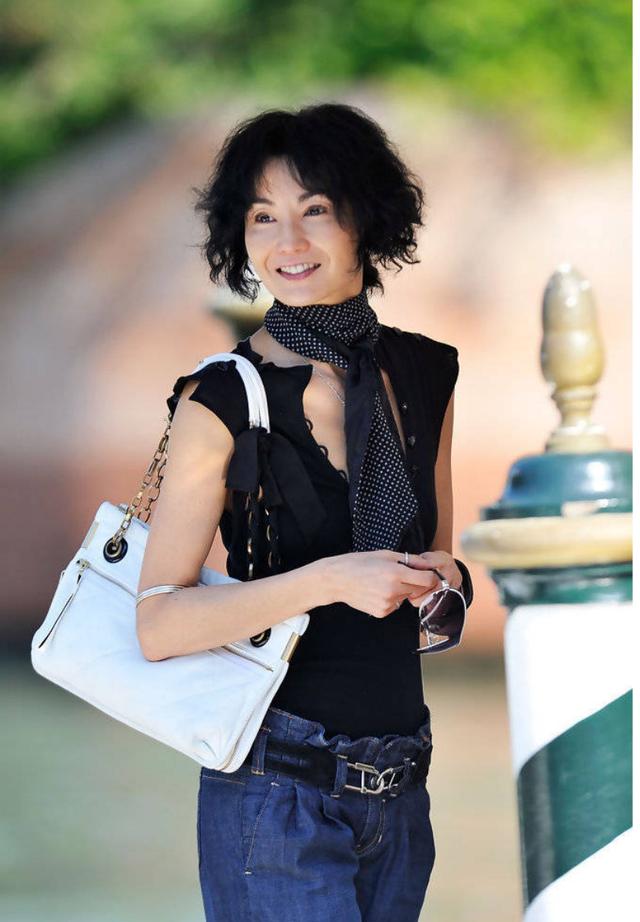 张曼玉气质折服了我!普通的背心和牛仔裤,用丝巾穿搭出高级感