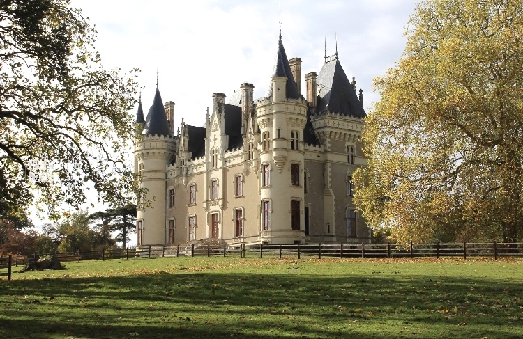 我们把旅行画面切换到八月:车渐渐驶入古堡庄园,主人夫妇和他们的孩子