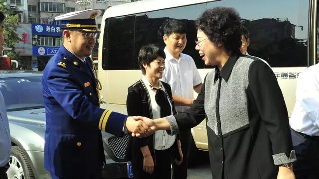 张淑萍市长率队深入华润万家超市进行消防安全检查,听取申德昌支队长