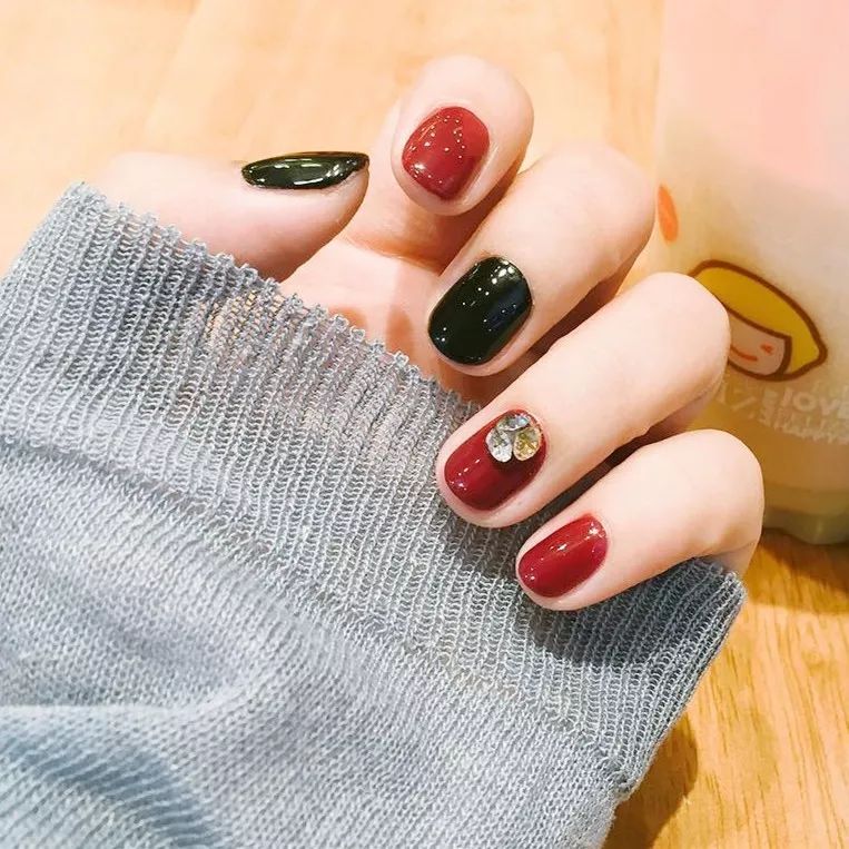 配色这个组合也会更加柔美更适合上班一族你们最喜欢红色搭配什么颜色