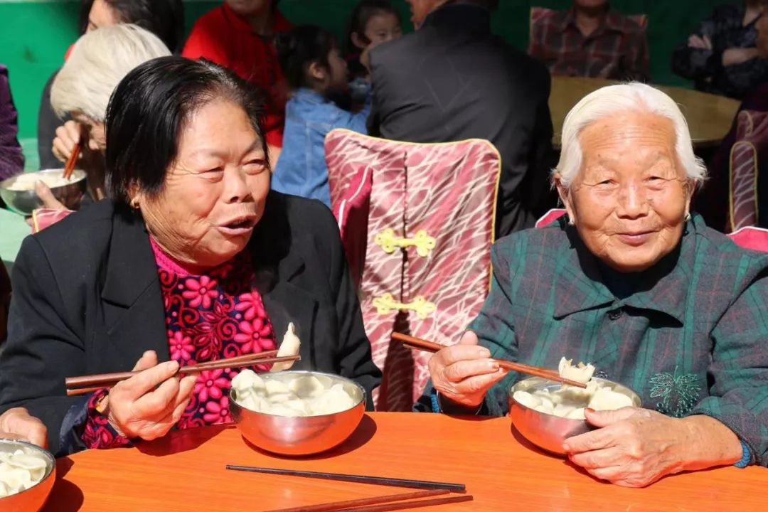 鞏義市回郭鎮南羅村千人共品餃子宴同倡孝道話團圓