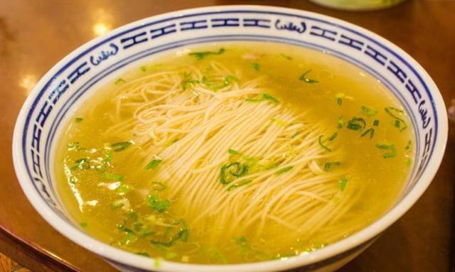 挂面最出名的是藁城宫面,我们这边的特产,细柔爽滑,容易消化,配上荷包