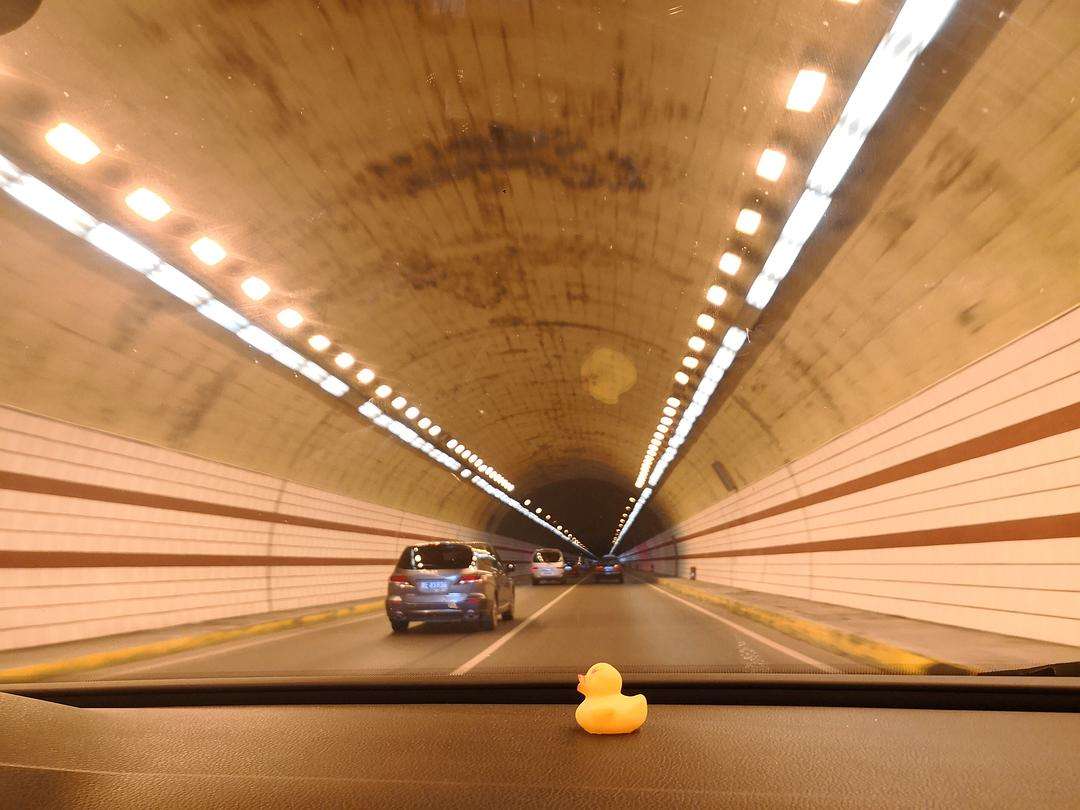 注意车速大连椒金山隧道内低于限速行驶的车辆可能会被罚