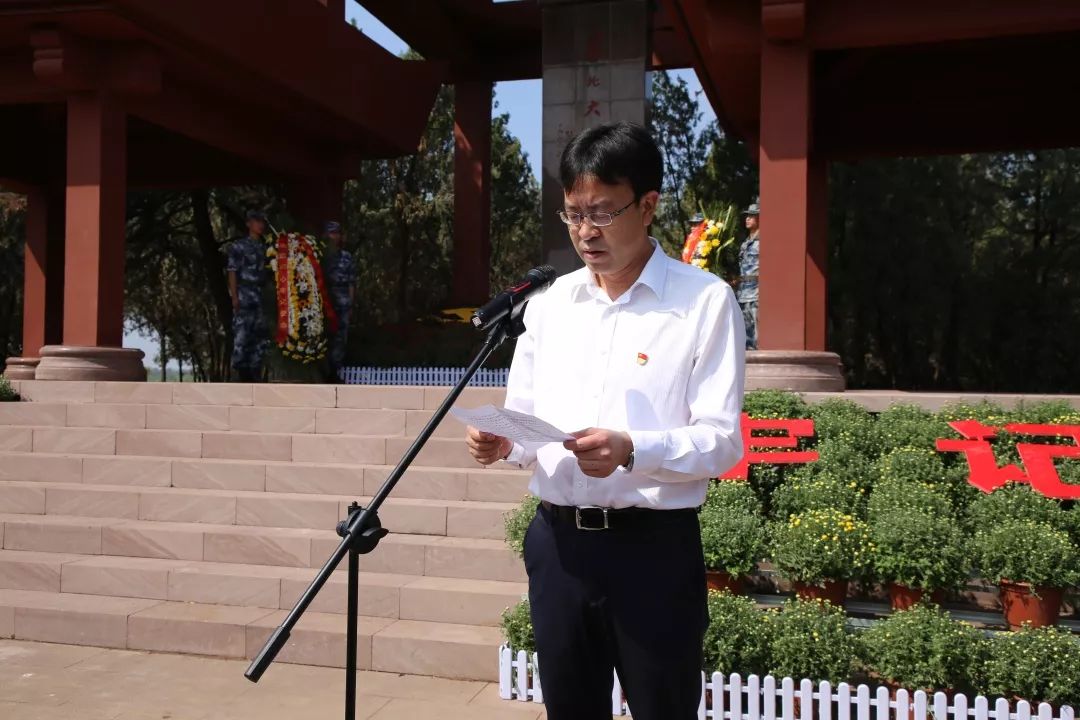 杨远朝仔细整理缎带敬献花篮杨远朝,陈令虎,张民