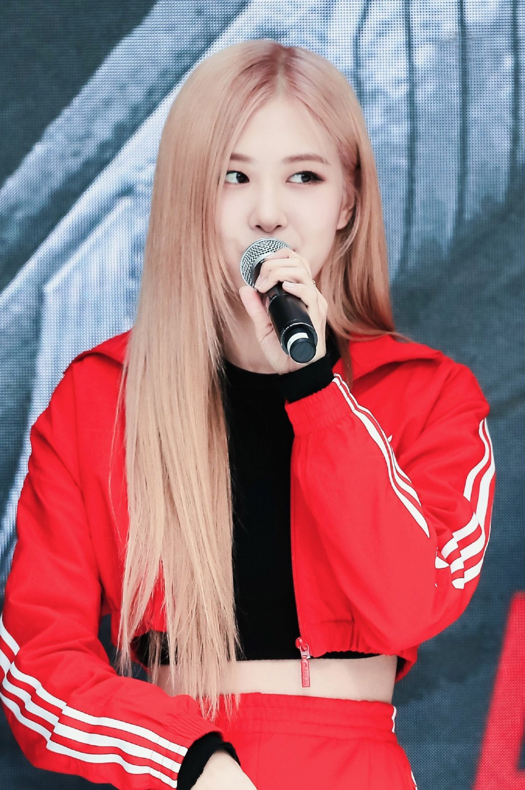 出席阿迪70周年的朴彩英一袭红阿迪的她也太漂亮了