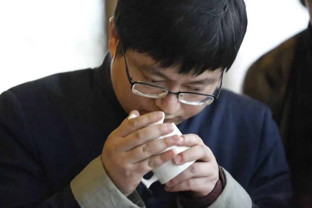 沈黎明泡好每一杯茶