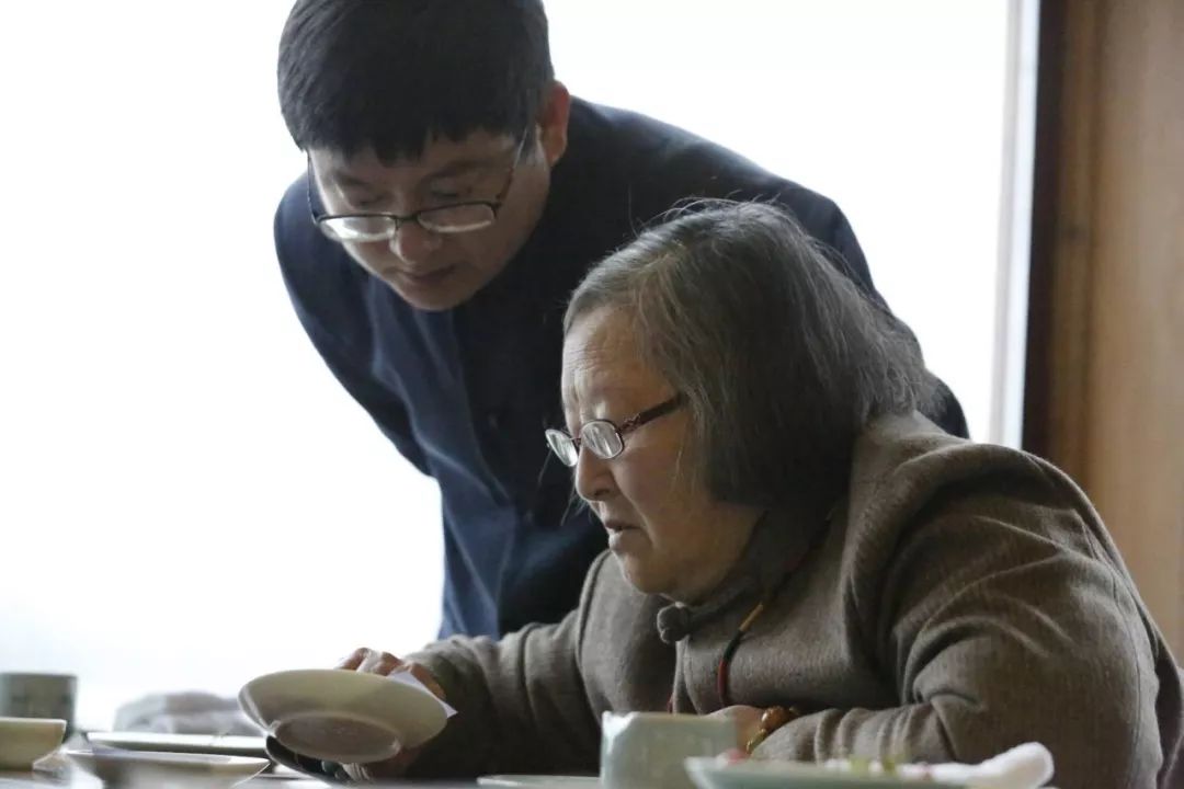 沈黎明泡好每一杯茶