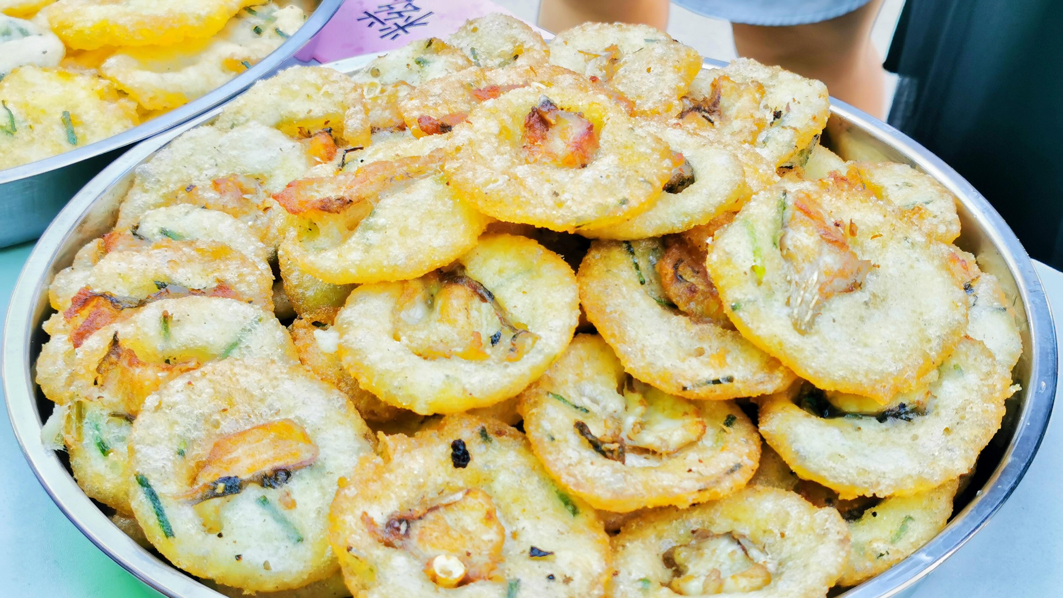 村民们张灯结彩,开展了舞龙狮,蒸油罩糍,剪米饼,做艾糍,炸油果等民俗