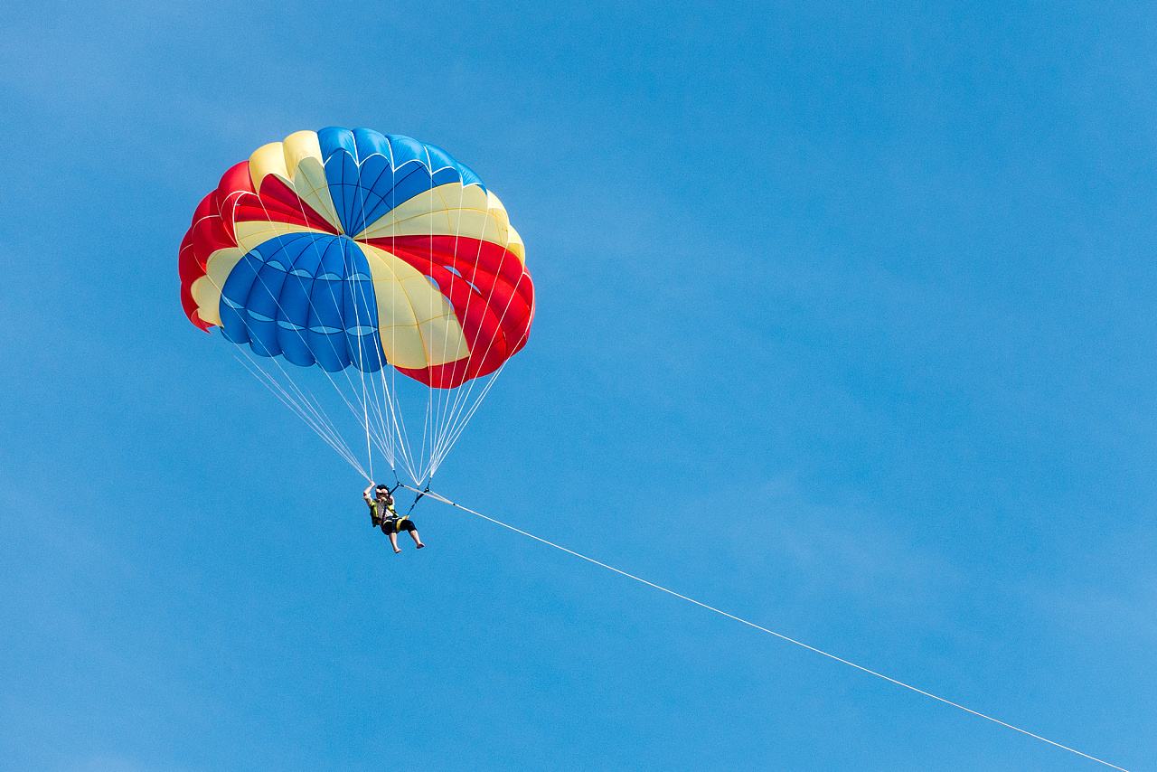 原创为什么战机配备降落伞,民航却没有?跳伞的生存几率太小了