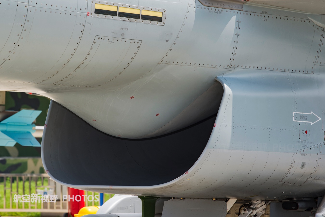 一个角度看一下歼-10b战机,可以看到歼-10b战机采用了独特的dsi进气道