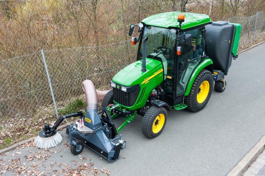 拖拉机前置收集式割草机一款超实用的大面积割草机