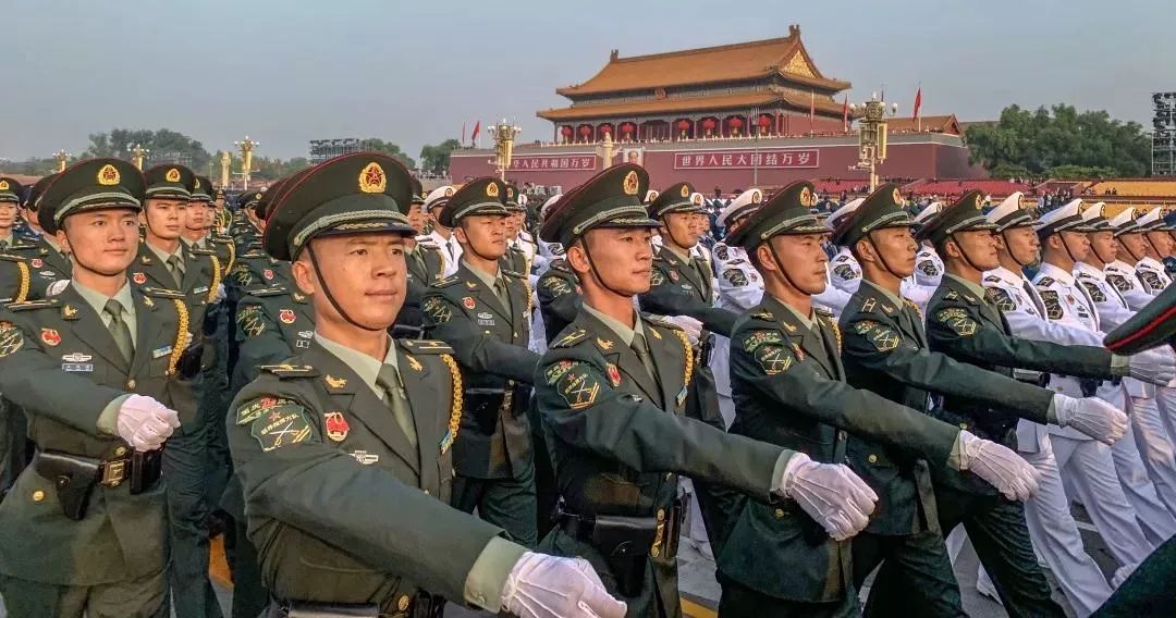 领导指挥方队在训练中在面对更早起床,晒烈日,长时间踢腿和砸地,刚