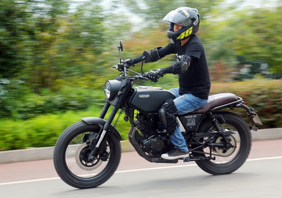 英伦外观日系心脏250复古机车望江布雷斯通c1测评