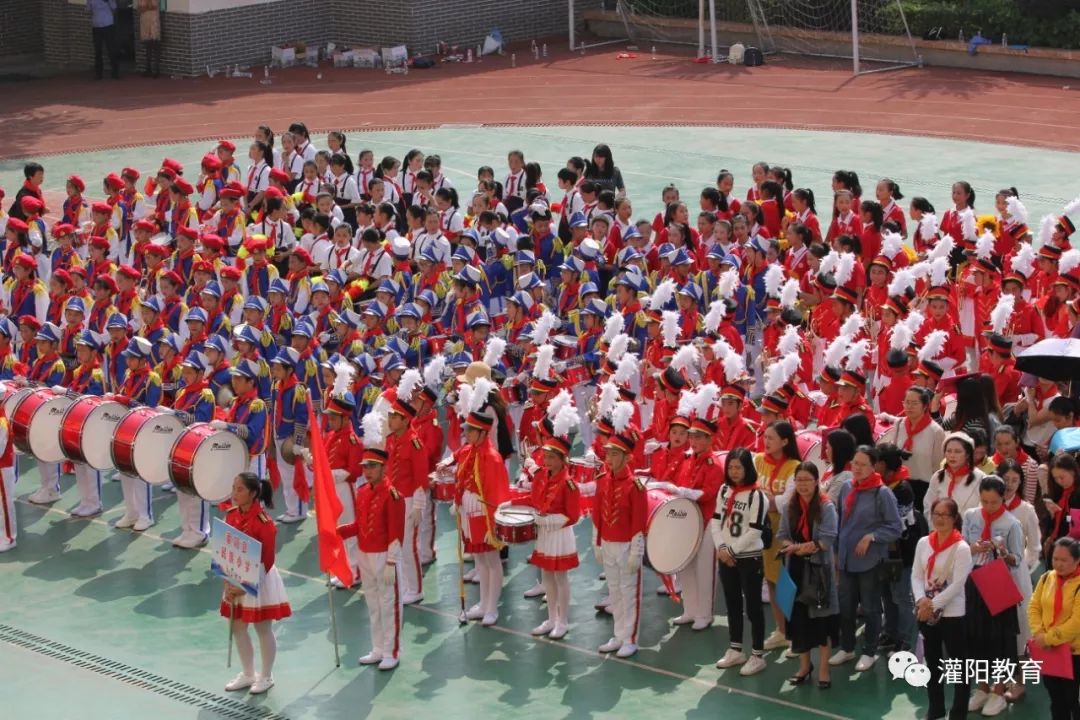 号队队员们迈着整齐矫健的步伐,和着清晰有力的鼓点默契地变换着队形