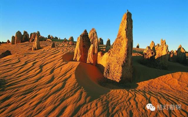 把易碎,软弱的岩层逐渐磨蚀而走,留下孤立突起的坚硬的岩柱,即风蚀柱