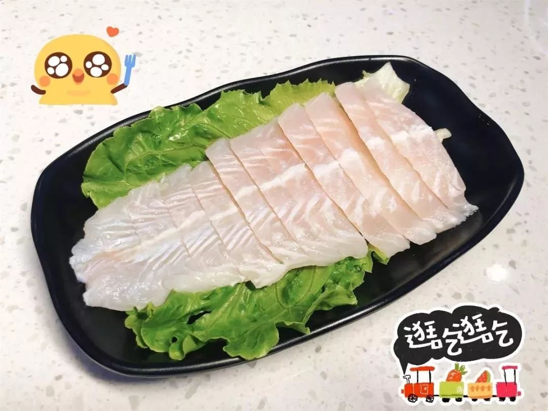 这龙利鱼片,涮熟后, 嫩滑鲜美,腥味全无,脑海里就回荡着一个字"鲜"!