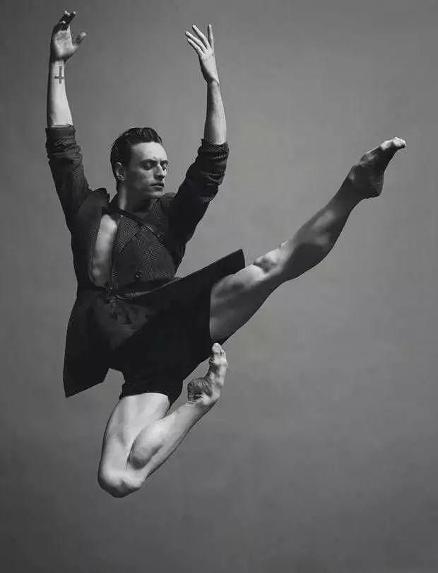 19岁就当上英国皇家芭蕾舞团首席舞蹈员,是史上最年轻的首席