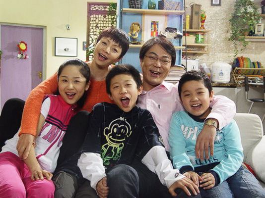 《家有儿女》儿童编导夏东海(高亚麟 饰)离婚后带着儿子夏雨(尤浩然