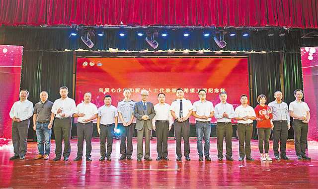 "英雄机组"第二机长和他捐建的希望小学_梁鹏