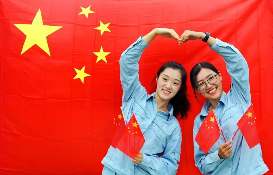 仪征化纤员工带着对新中国成立70周年的美好祝福,与国旗合影,表达对