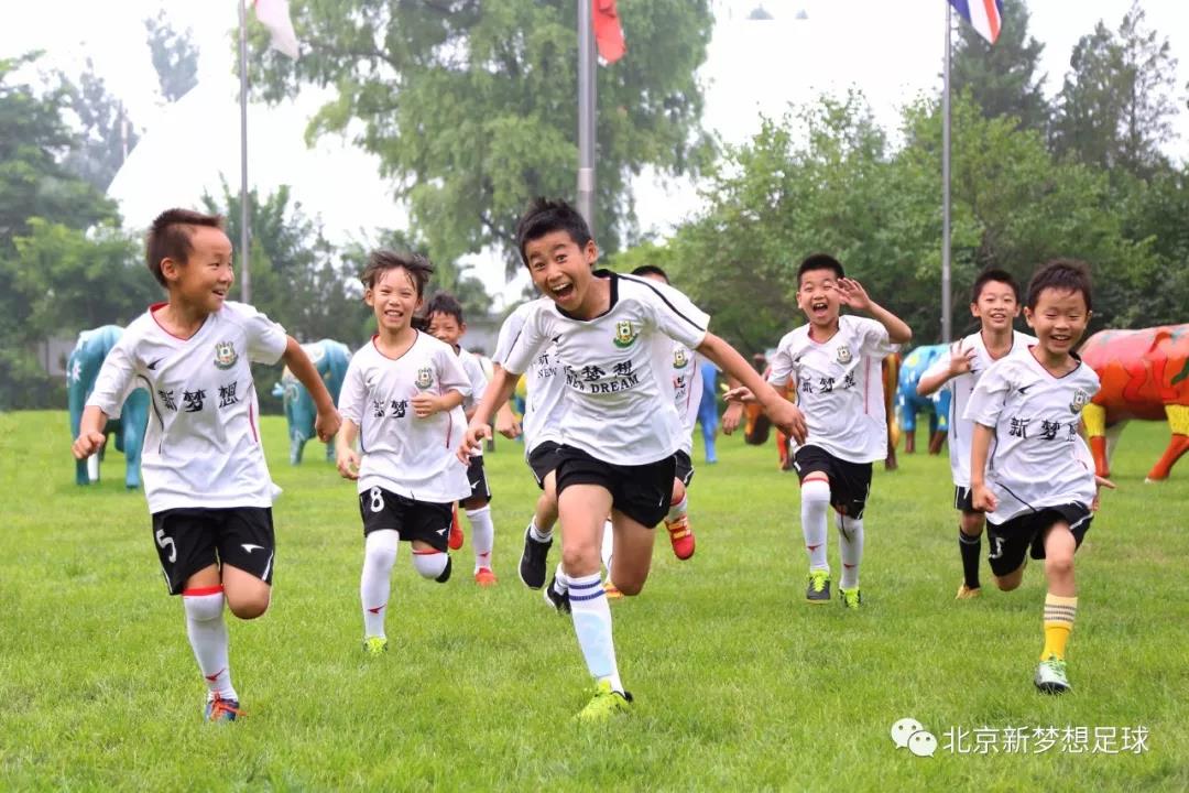 千万别让您的小孩错过足球!