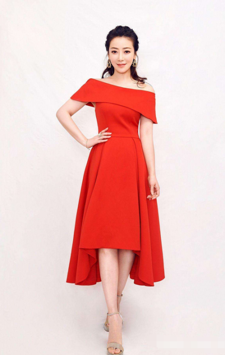 陈紫函终于亮相穿背心阔腿裤真低调44岁这素颜就问你服不服